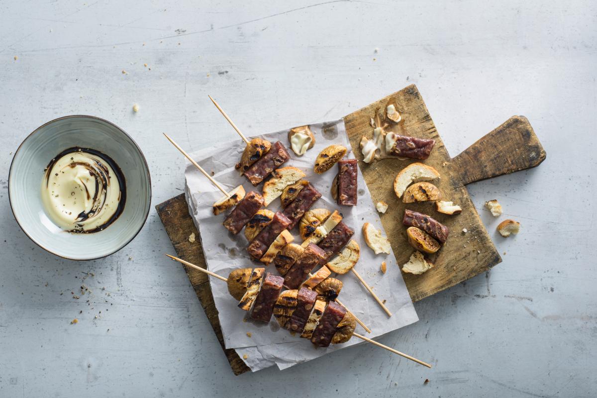 Landjäger sausage and dried fig kebabs - Recipes | fooby.ch
