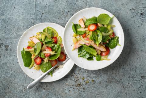 Poulet-Erdbeer-Salat