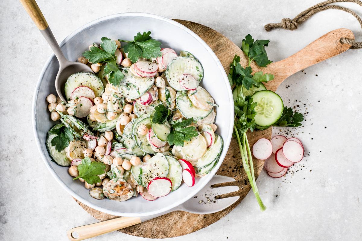 Kartoffel-Gurkensalat mit Jogurtdressing - Rezepte | fooby.ch
