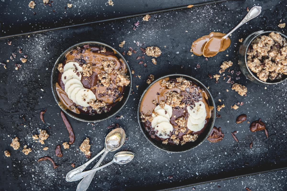 Cocoa & peanut smoothie bowl - Recipes | fooby.ch
