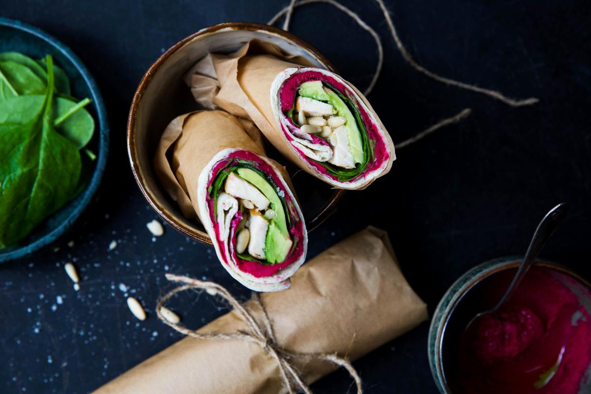Wraps with beetroot hummus and chicken - Recipes | fooby.ch