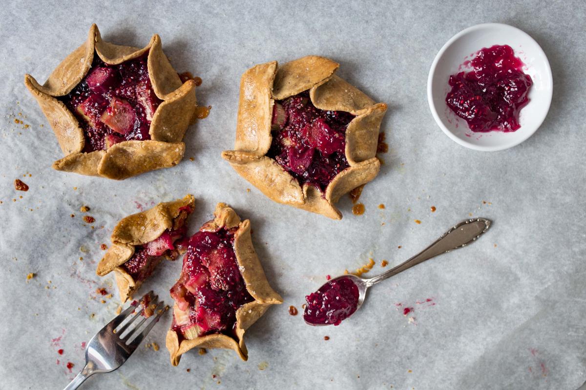 Vegan rhubarb galettes - Recipes | fooby.ch