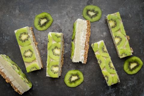 Raw vegan slices with kiwi and lemon