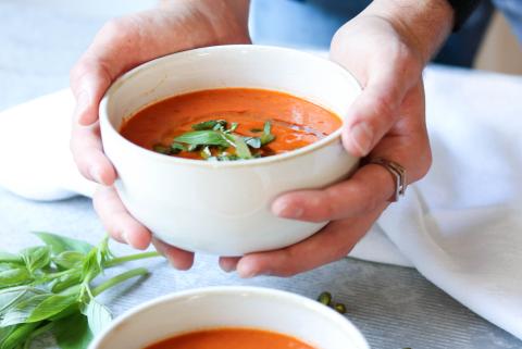 Leichte Suppe aus Röst-Tomaten und Kräutern