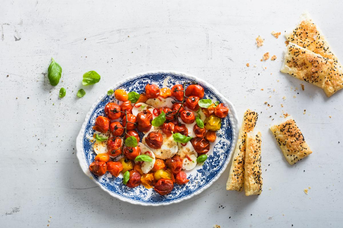 Roasted tomato Caprese salad with a parmesan crust - Recipes | fooby.ch