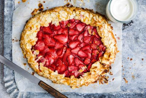 Strawberry galette with almonds