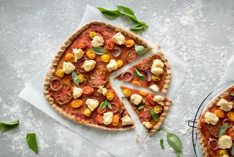 Pizza vegana con formaggio di anacardi fatto in casa
