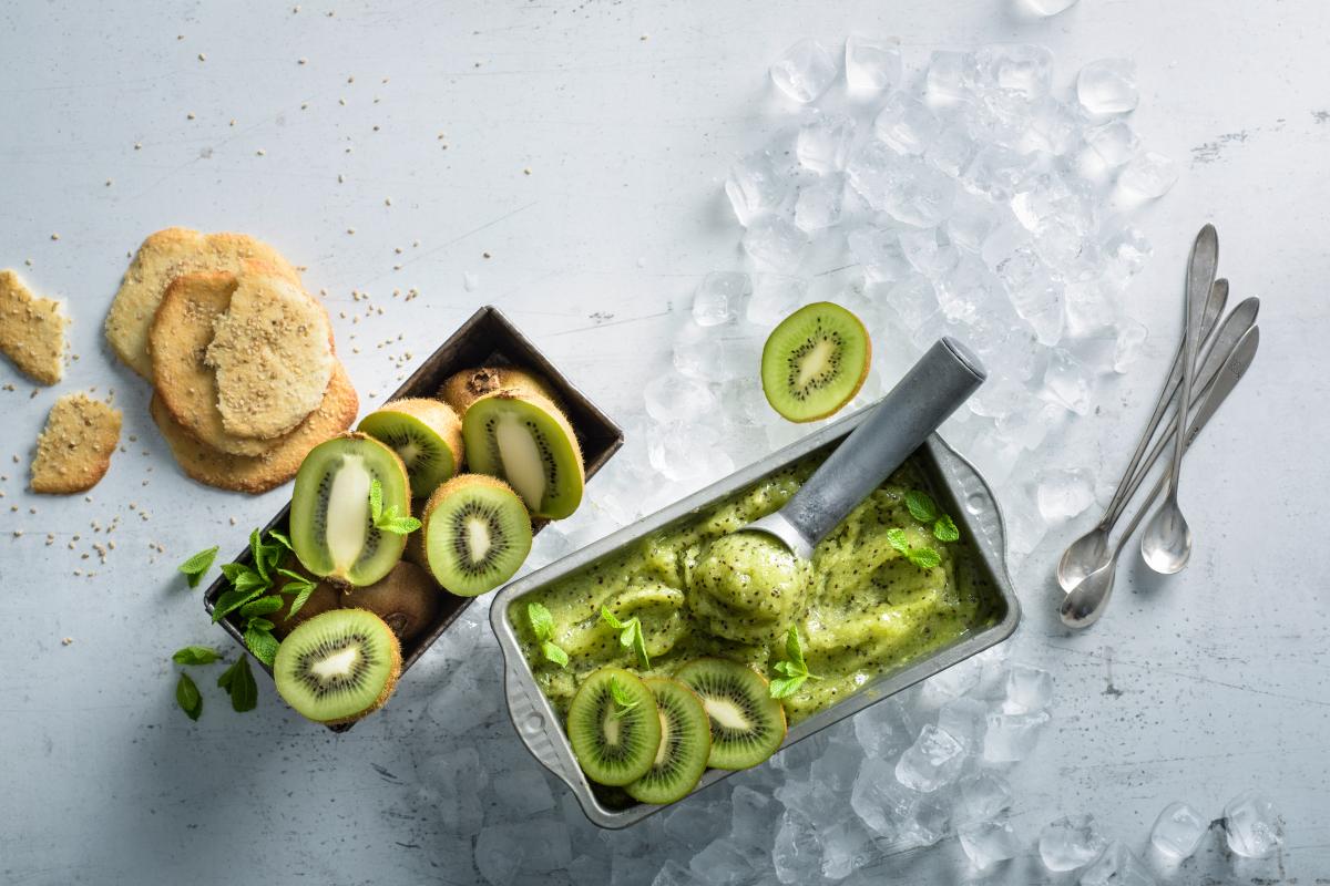 Kiwi & mint sorbet with sesame crackers - Recipes | fooby.ch