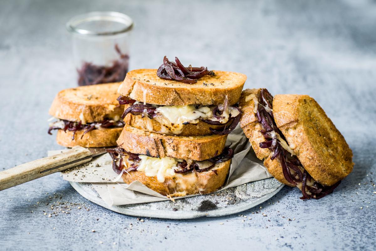 Raclette sandwich with confit onions - Recipes | fooby.ch
