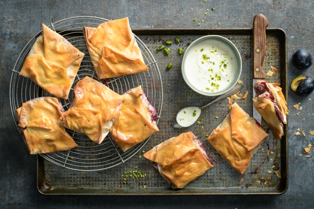 Plum parcels with yoghurt dressing - Recipes | fooby.ch