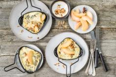 Blue cheese raclette with Lillet apples