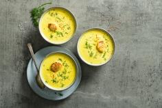Saffron soup with scallops