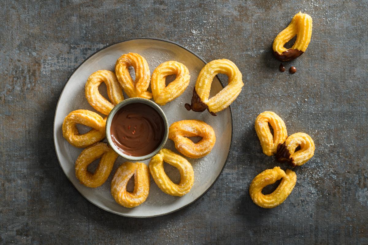 Churros with spicy chocolate sauce - Recipes | fooby.ch