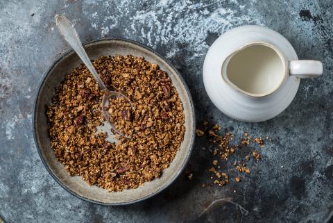 Quinoa and nut granola