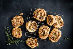Pizza whirls with cured ham
