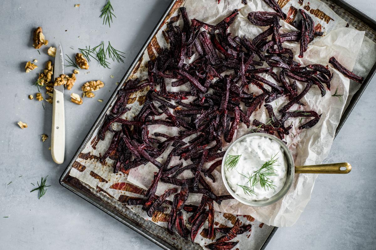 Beetroot fries with dip - Recipes | fooby.ch