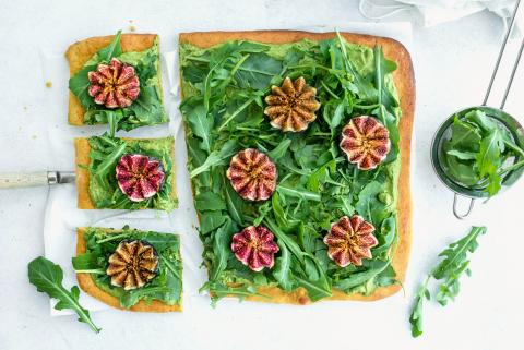 Pizza à la courge et à la purée d'avocat au sésame