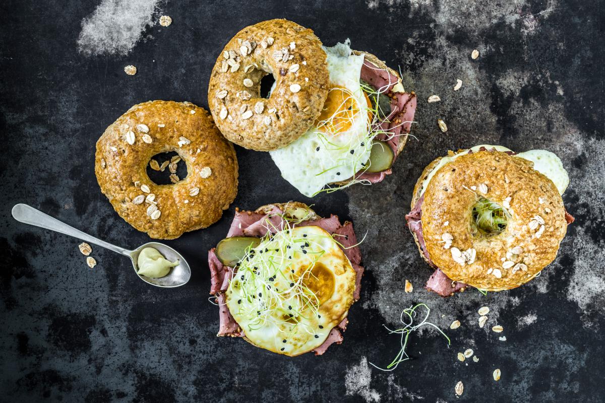 Spelt bagels with pastrami - Recipes | fooby.ch