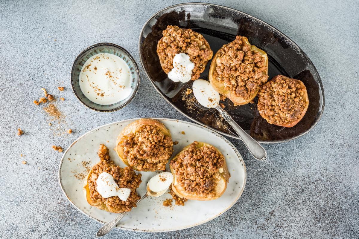 Baked apples with a crispy topping - Recipes | fooby.ch