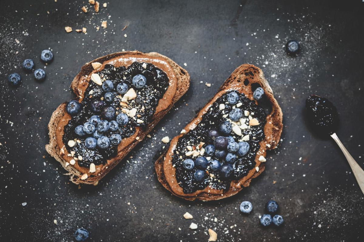 Sweet breads with blueberry chia jam - Recipes | fooby.ch