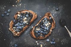 Süsse Brote mit Heidelbeer/Blaubeer-Chia-Konfitüre