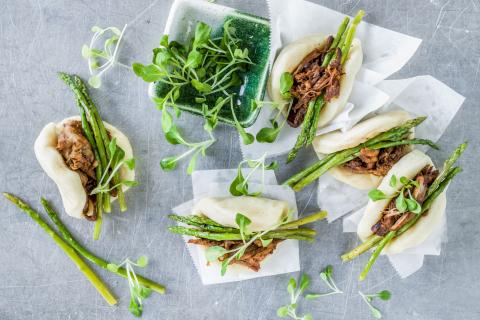 Bao buns with pulled pork and asparagus