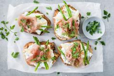 Open sandwich with asparagus