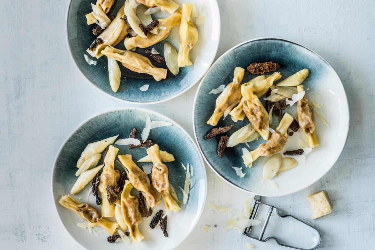 Asparagus and morel pasta bonbons - Recipes | fooby.ch