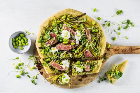 Spring flatbread with beef