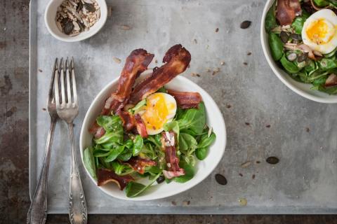 Lamb's lettuce with egg and bacon