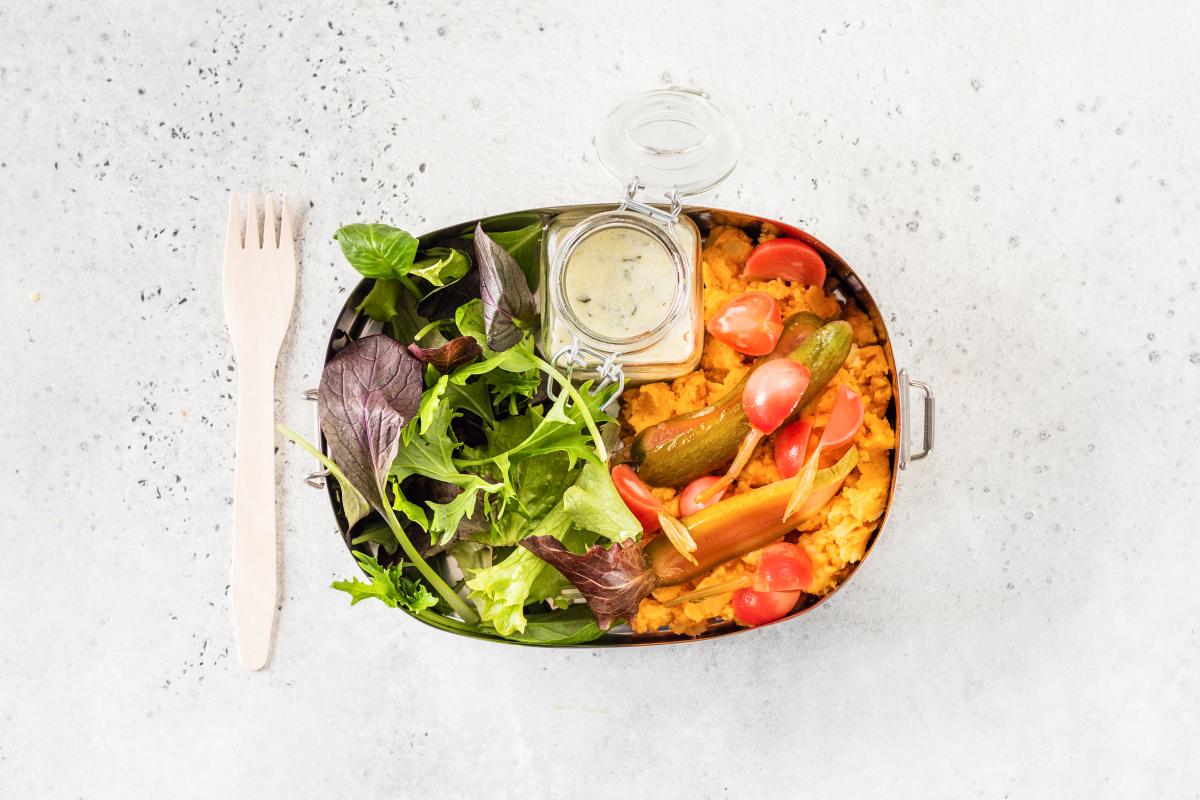 Red mashed potatoes with salad and pickles - Recipes | fooby.ch