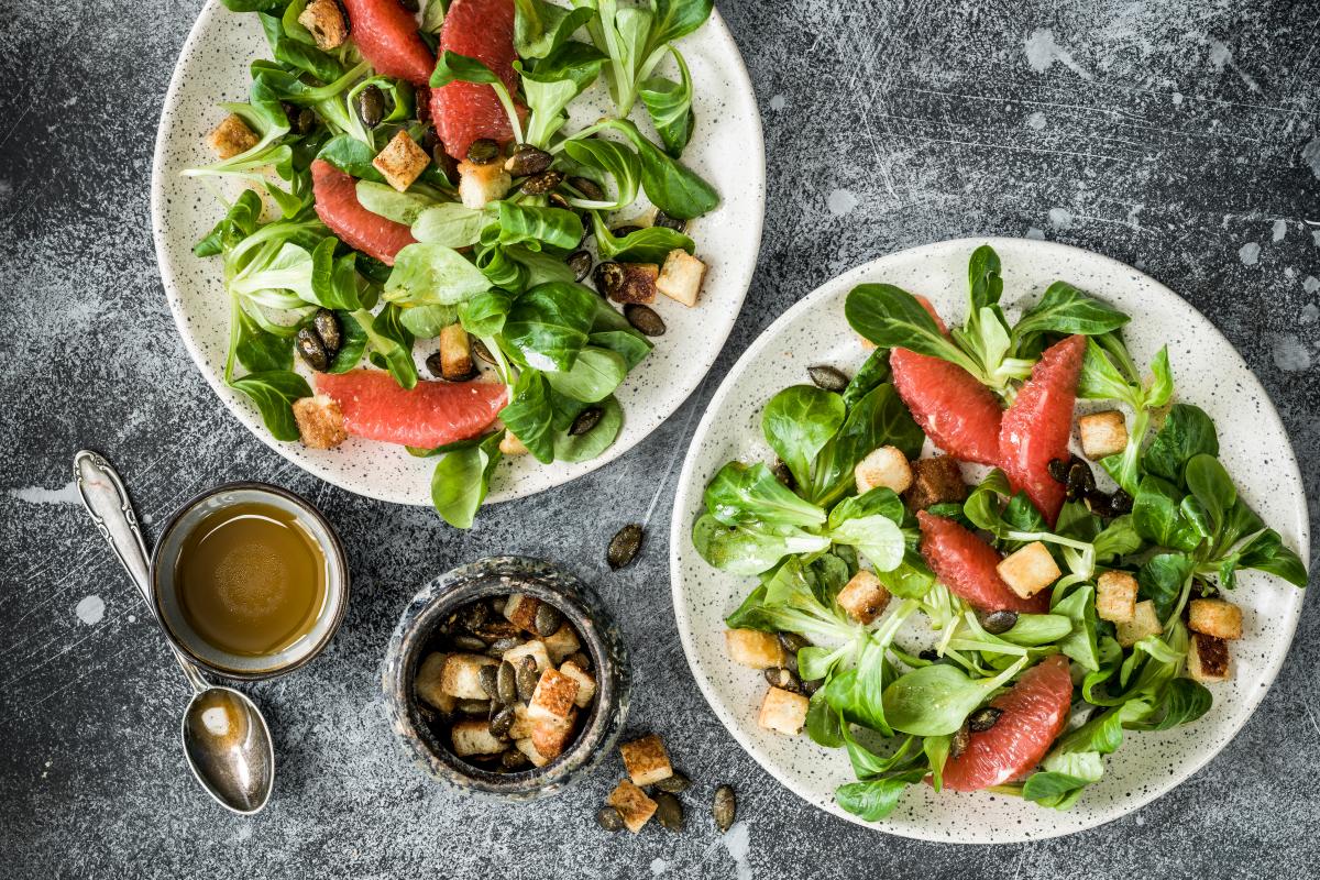 Lamb's lettuce with pumpkin seeds and grapefruit - Recipes | fooby.ch