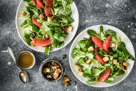 Lamb's lettuce with pumpkin seeds and grapefruit