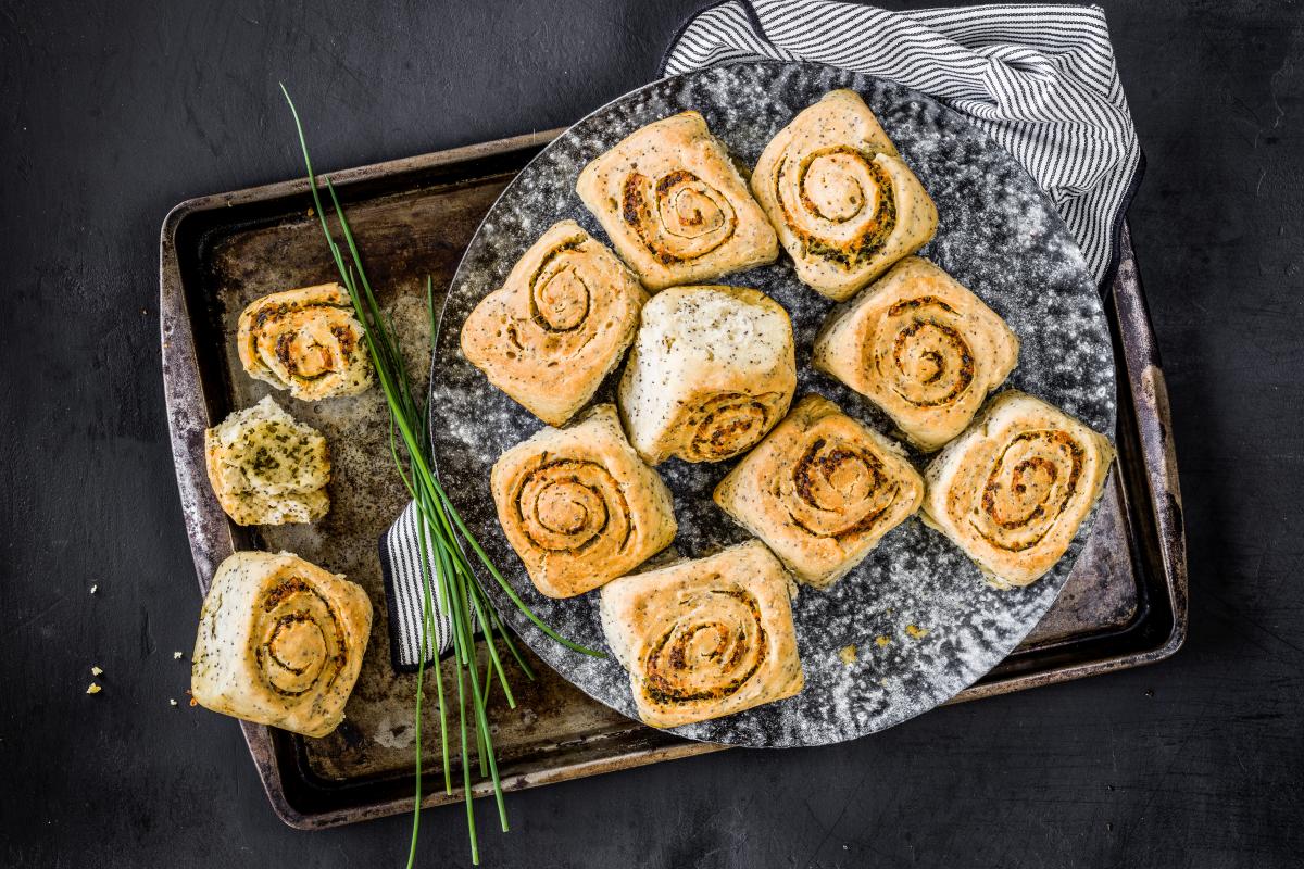 Garlic and poppyseed rolls - Recipes | fooby.ch