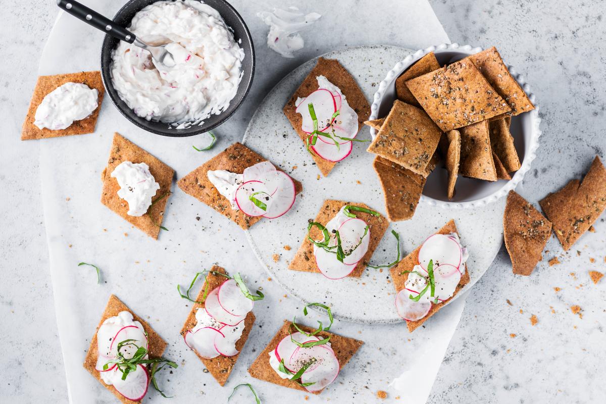 Wholegrain crackers with radish - Recipes | fooby.ch