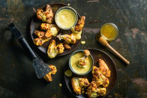 Chicken wings with curry dip