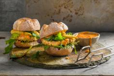 Fisch-Burger mit Maiskölbchen