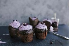 Muffin al cioccolato con frosting ai mirtilli