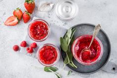 Confiture de fraises et framboises à la sauge  