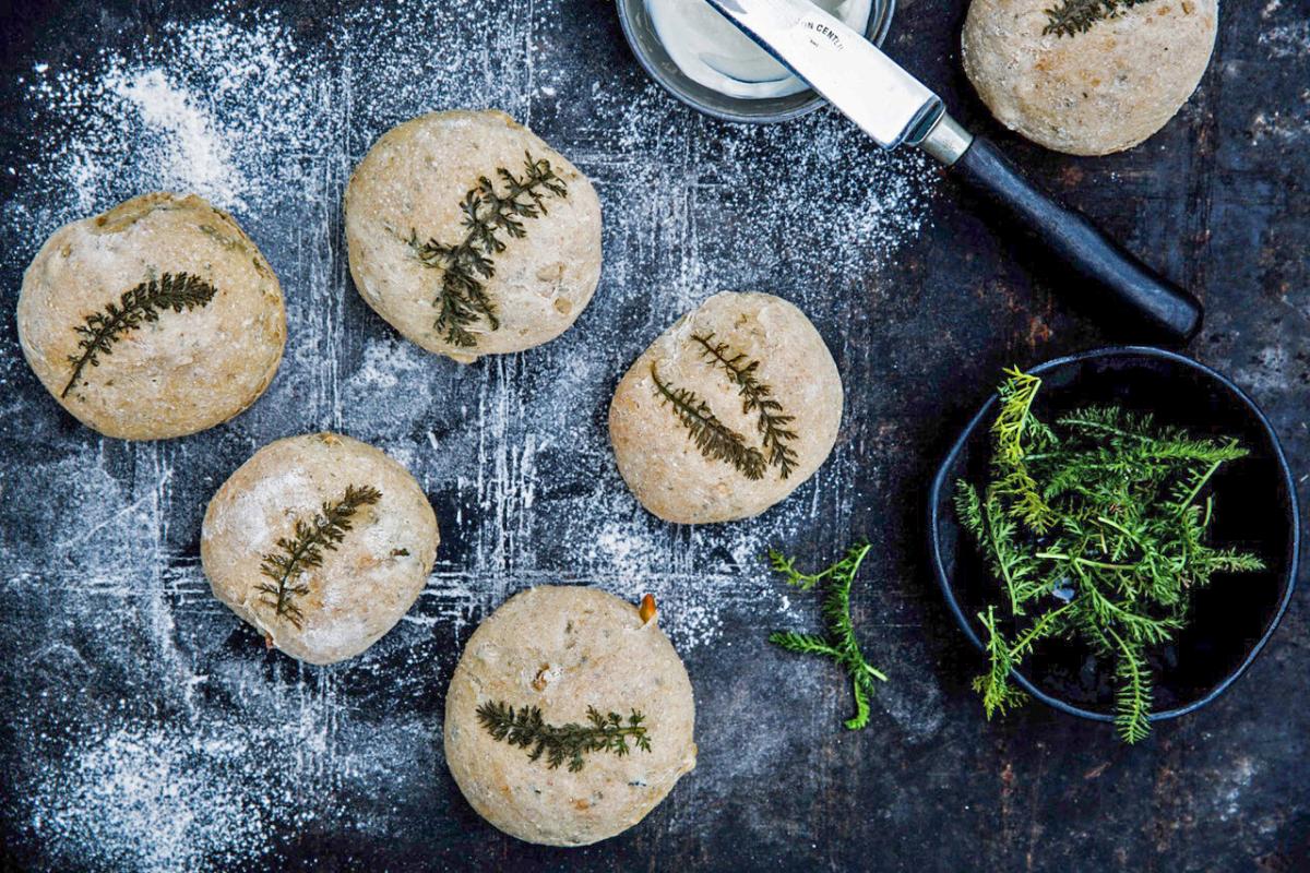 Buttermillk buns with yarrow - Recipes | fooby.ch