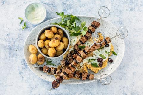Spiedini di agnello e olive con hummus allo tzatziki