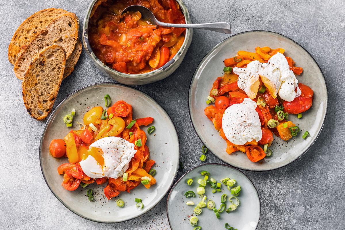 Peperonata with poached egg - Recipes | fooby.ch