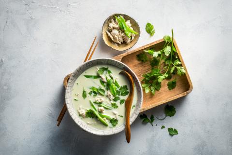 Green curry soup with mange-tout and chicken