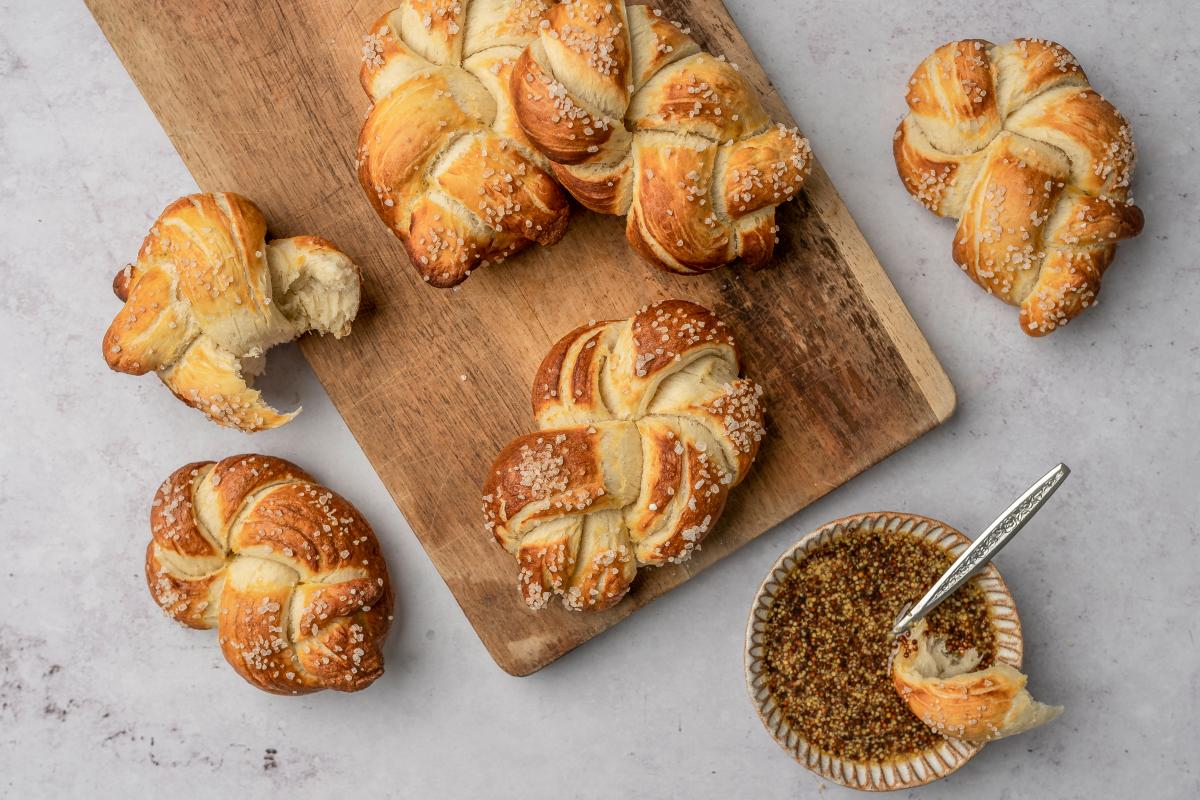 Pretzels with maple syrup and mustard dip - Recipes | fooby.ch