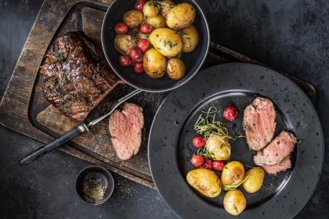 Grilled beef fillet with cherries and potatoes