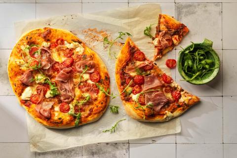 Pizza mit Mascarpone und Rohschinken