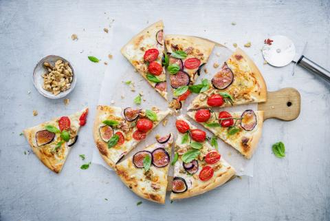 Pizza bianca with gorgonzola and figs