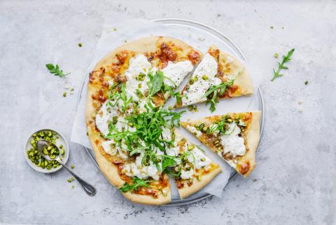 Pizza bianca with shallots