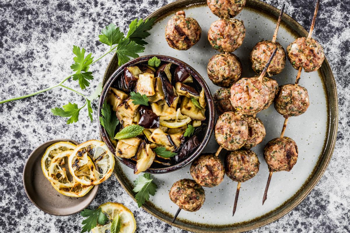 Minced meat skewers with grilled aubergines - Recipes | fooby.ch