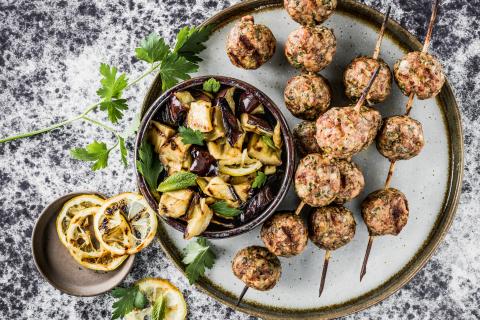 Minced meat skewers with grilled aubergines